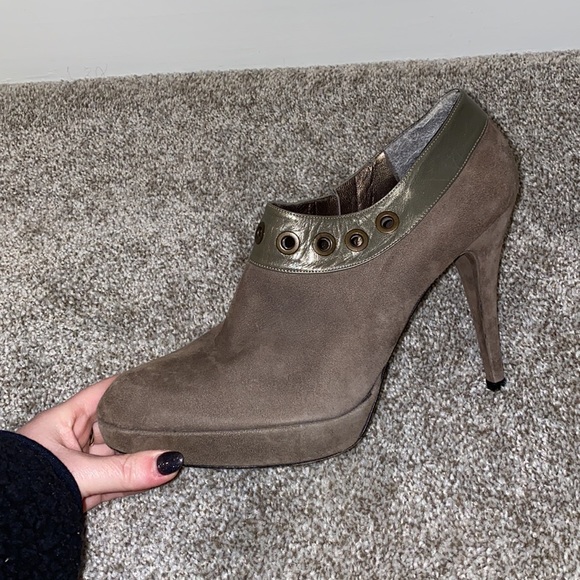 VGUC Stuart Weizmann Heeled Booties Boots Heels Suede with Leather Trim - Picture 5 of 7